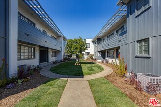 4102 Country Club Dr in Los Angeles, CA - Building Photo - Building Photo