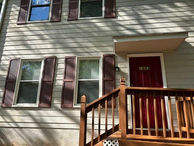1043 Dassow Ct in Alpharetta, GA - Foto de edificio - Building Photo