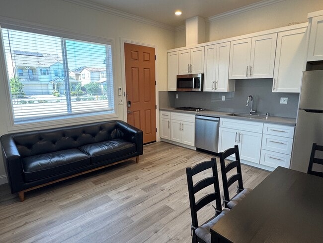 property at 1725 Heirloom St