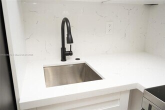2411 NW 9th St in Fort Lauderdale, FL - Building Photo - Building Photo