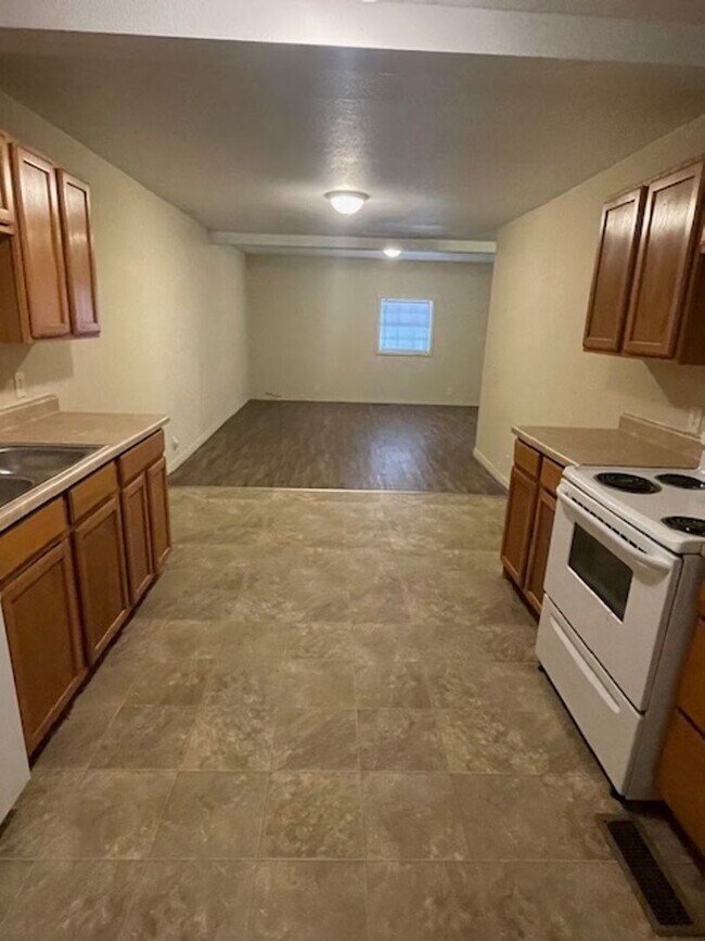 946-946 N Ross Pl in Dewey, OK - Building Photo - Building Photo