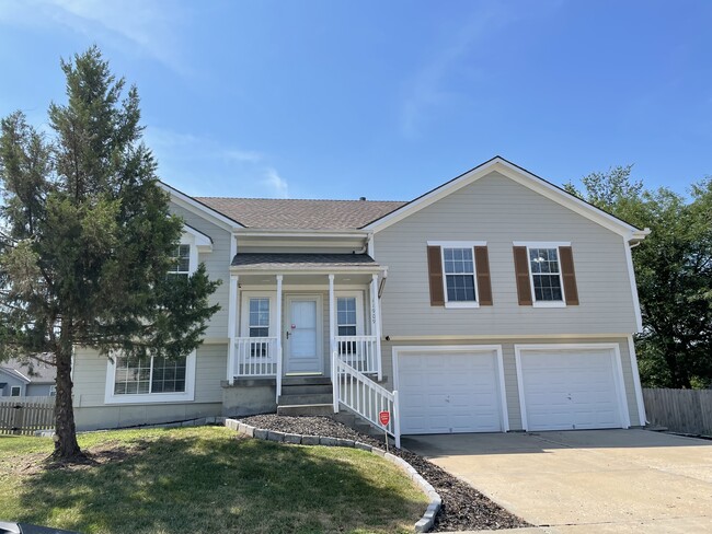 11909 E 214th Terrace in Peculiar, MO - Foto de edificio - Building Photo