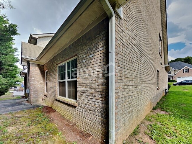 property at 907 Yancey Ct