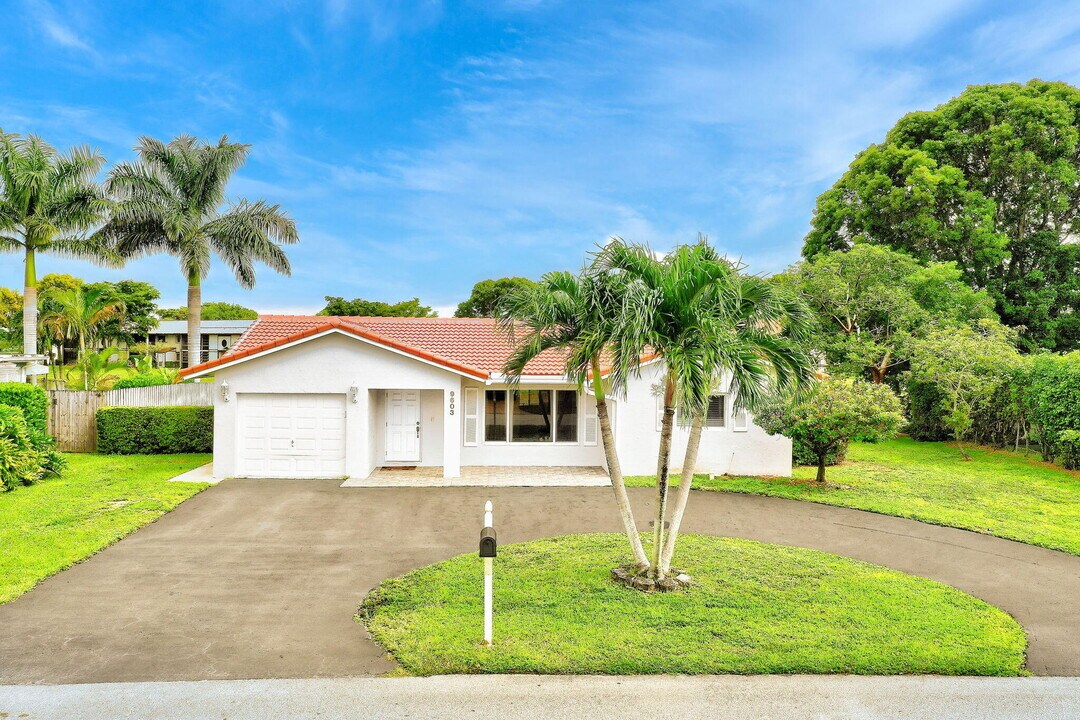 9603 NW 67th Ct in Tamarac, FL - Foto de edificio