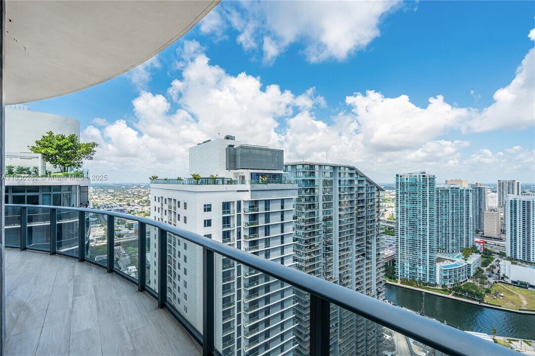 45 SW 9th St, Unit 4708 in Miami, FL - Building Photo