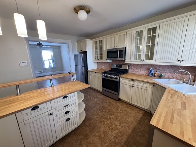 property at 2010 W Concord Pl