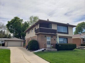 11325 W Center St in Wauwatosa, WI - Building Photo