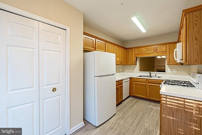 21881 Elkins Terrace in Sterling, VA - Building Photo - Building Photo