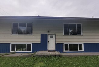 1117 Karluk St, Unit 4 in Anchorage, AK - Foto de edificio - Building Photo