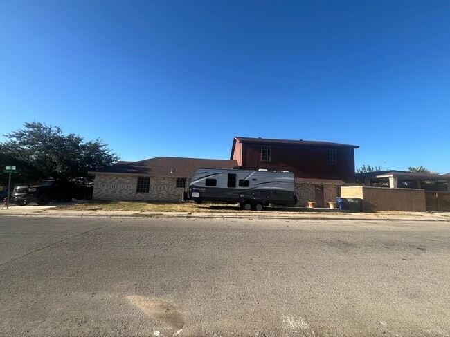9001 Tulane Dr in Laredo, TX - Building Photo - Building Photo
