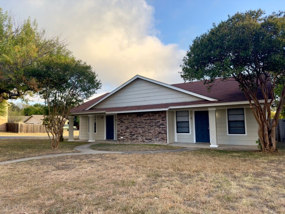 1614 W Braker Ln in Austin, TX - Building Photo