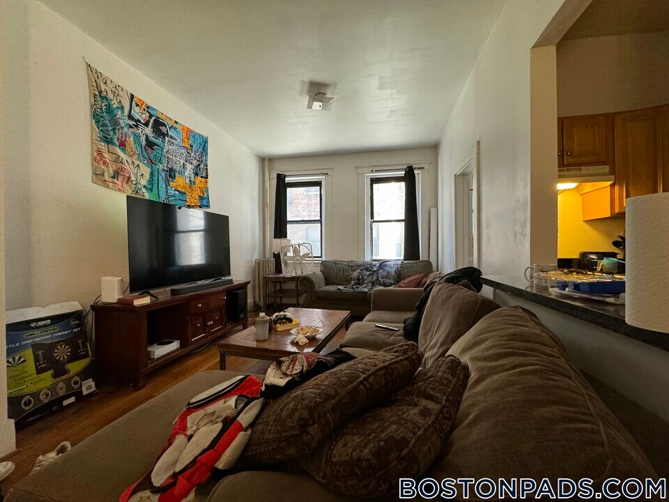 1254 Commonwealth Ave in Boston, MA - Building Photo