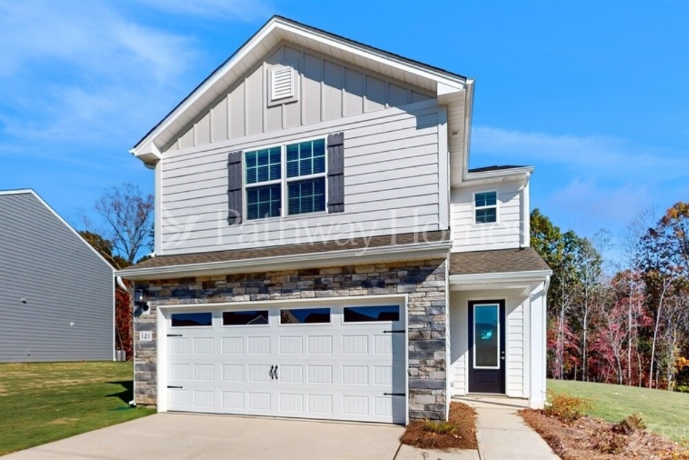 121 S Sina St in Troutman, NC - Foto de edificio