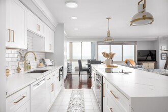 12520 Edgewater Dr in Lakewood, OH - Foto de edificio - Building Photo