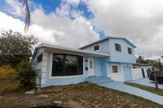 141 NW 76th Ave in Pembroke Pines, FL - Building Photo - Building Photo