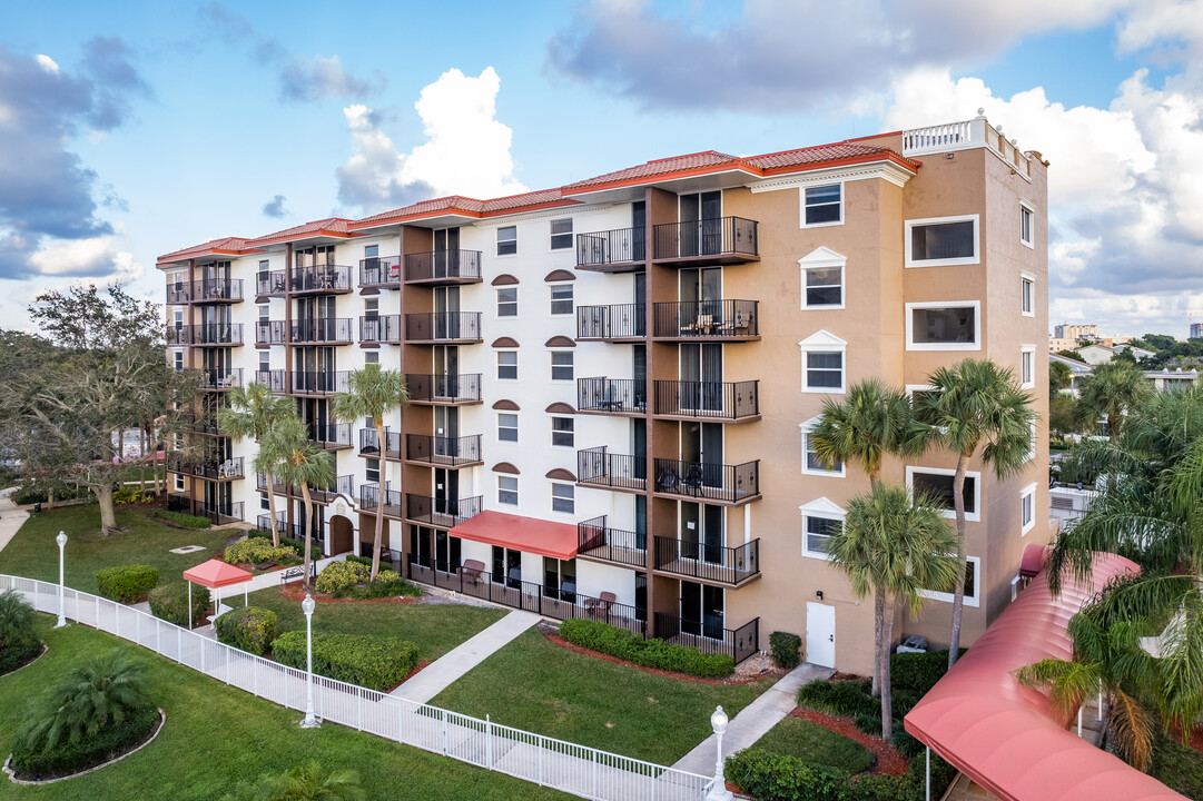 Fountainview Independent Living in West Palm Beach, FL - Building Photo