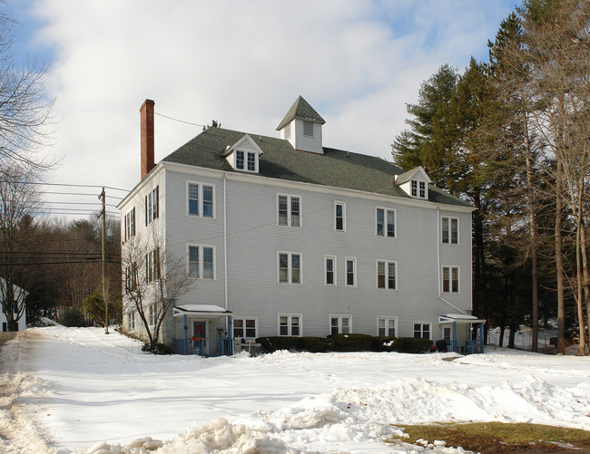 570 Main St in New Hartford, CT - Foto de edificio - Building Photo