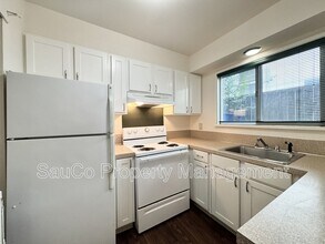 536 SW Nebraska St in Portland, OR - Building Photo - Building Photo