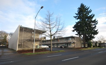 Westwood Plaza Apartments in Eugene, OR - Building Photo - Building Photo