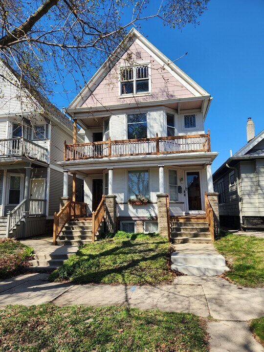 2223 S Winchester St, Unit Unfurnished in Milwaukee, WI - Building Photo
