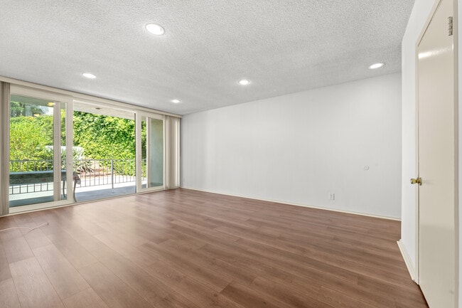 691 Levering Ave in Los Angeles, CA - Building Photo - Building Photo