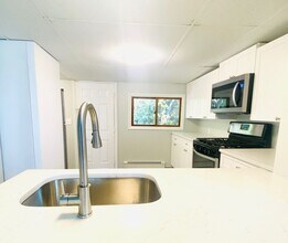 126 Leyden St, Unit 3 in Boston, MA - Foto de edificio - Building Photo