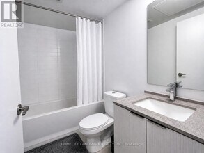 11 Wellesley St W in Toronto, ON - Building Photo - Building Photo