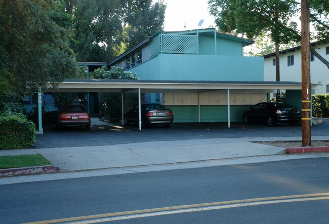 230 W Alamar Ave in Santa Barbara, CA - Foto de edificio - Building Photo