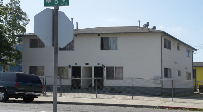 9211 B St in Oakland, CA - Foto de edificio - Building Photo