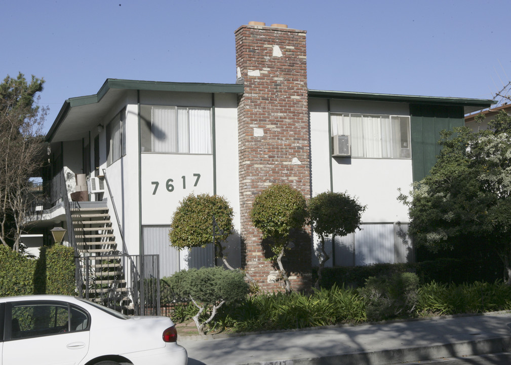 Newlin Apartments in Whittier, CA - Building Photo