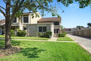 11502 Village Pl Dr in Houston, TX - Building Photo