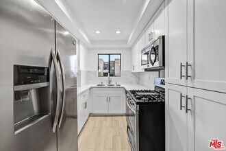 1355 N Sierra Bonita Ave in Los Angeles, CA - Foto de edificio - Building Photo