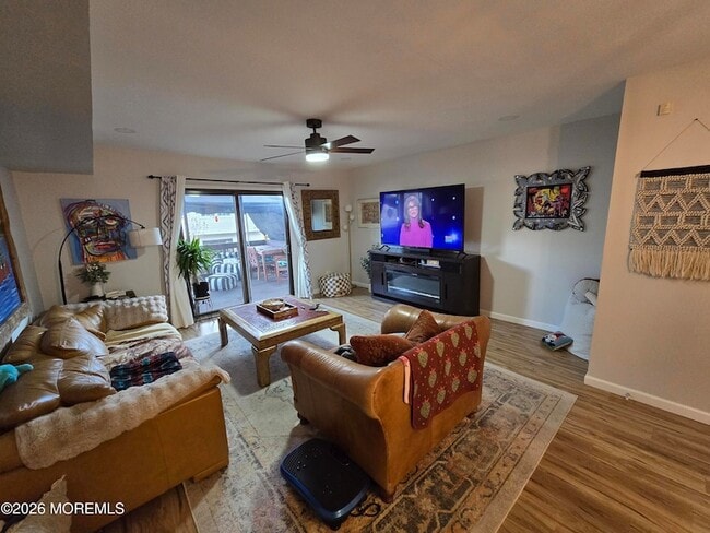 51 Queens Way in Englishtown, NJ - Foto de edificio - Building Photo