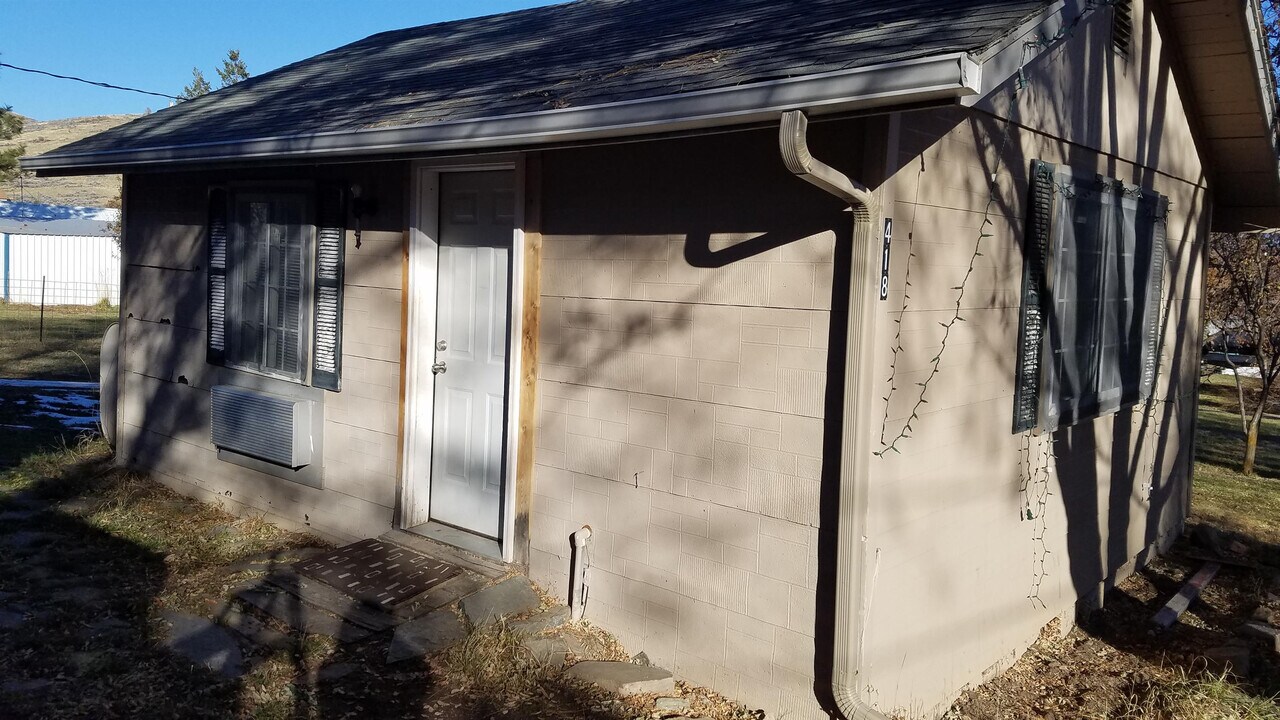 418 3rd Ave N in Hot Springs, MT - Building Photo