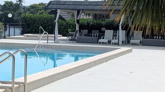 491 Ives Dairy Rd in Miami, FL - Building Photo