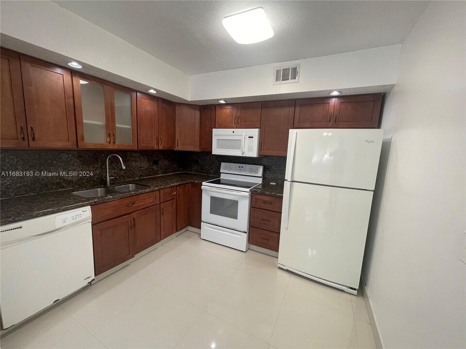 3670 N 56th Ave, Unit 713 in Hollywood, FL - Foto de edificio