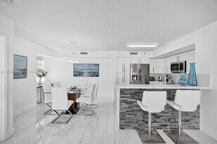 19601 E Country Club Dr in Aventura, FL - Building Photo