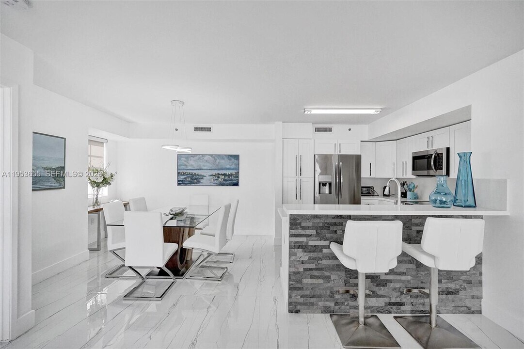 19601 E Country Club Dr in Aventura, FL - Foto de edificio