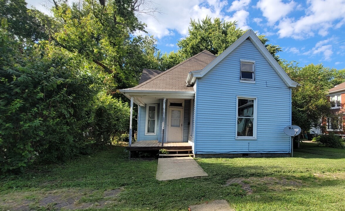 219 Jackson Ave in Charleston, IL - Building Photo