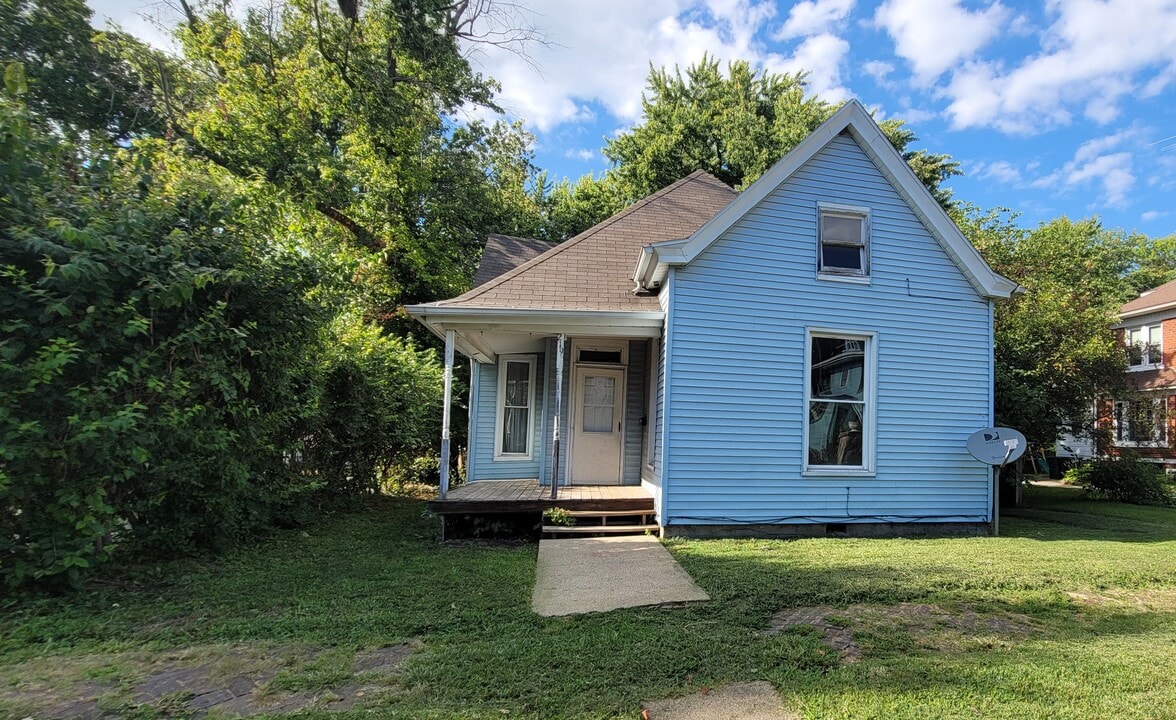 219 Jackson Ave in Charleston, IL - Foto de edificio