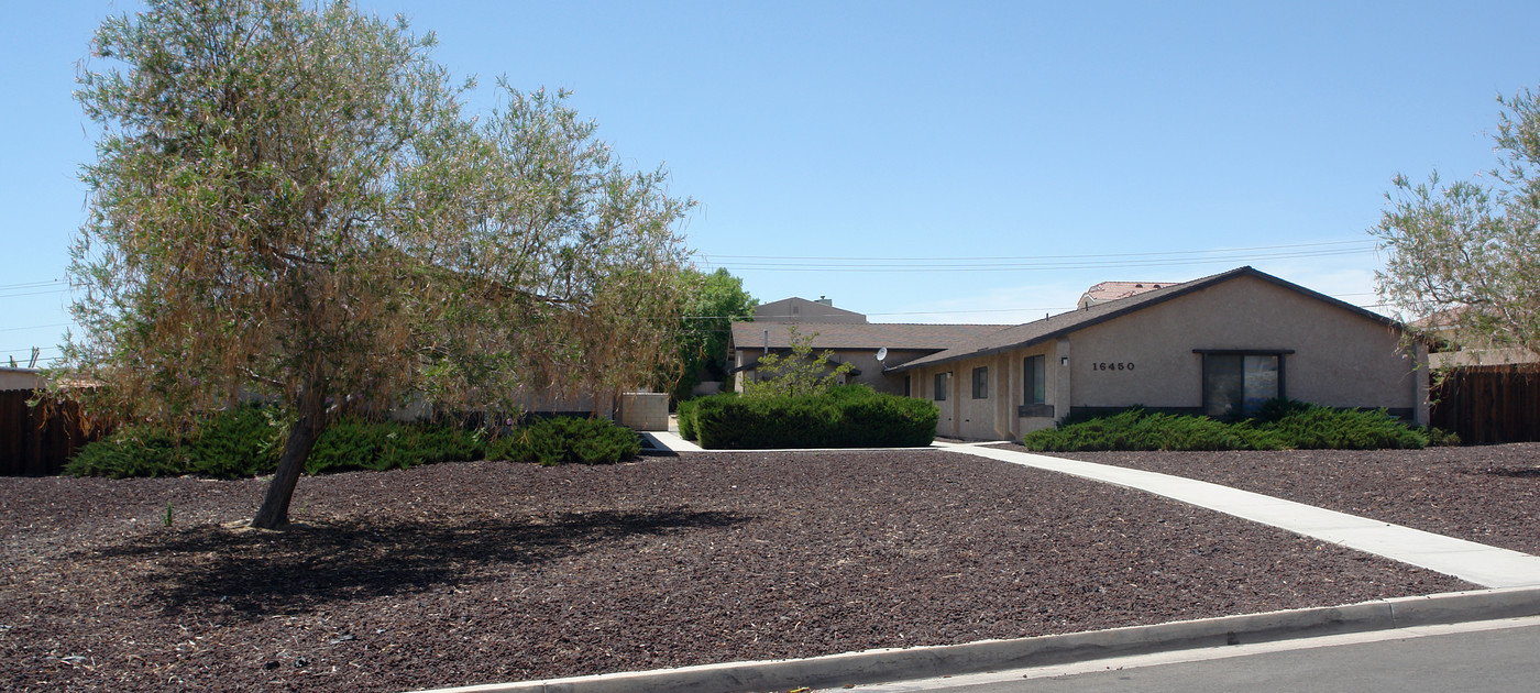16450 Quantico Rd in Apple Valley, CA - Foto de edificio