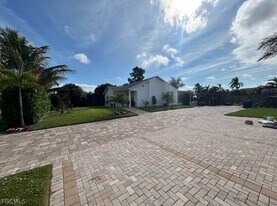 18464 Iris Rd in Ft. Myers, FL - Building Photo