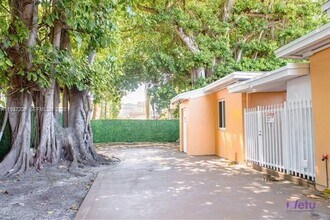 1042 NW 2nd St in Miami, FL - Foto de edificio - Building Photo