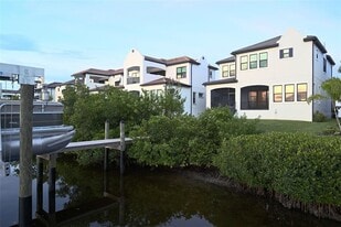 1056 Seagrape Dr in Ruskin, FL - Building Photo