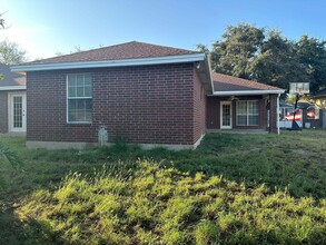 411 Grosbeak Street in Laredo, TX - Building Photo - Building Photo