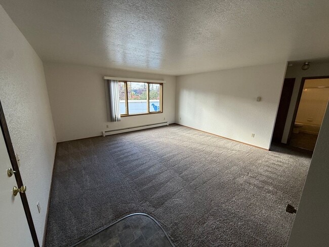 216 N Flower St in Anchorage, AK - Foto de edificio - Building Photo