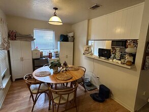 702 Cross Timbers Dr in College Station, TX - Foto de edificio - Building Photo