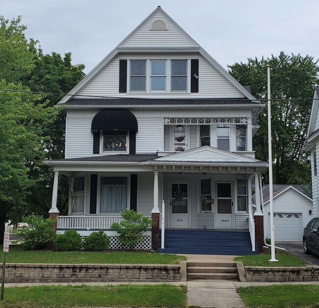 204 Crawford Ave, Unit 2 in Dixon, IL - Building Photo - Building Photo