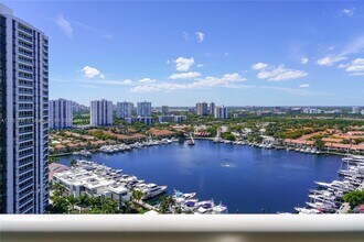 21205 NE 37th Ave in Aventura, FL - Foto de edificio - Building Photo