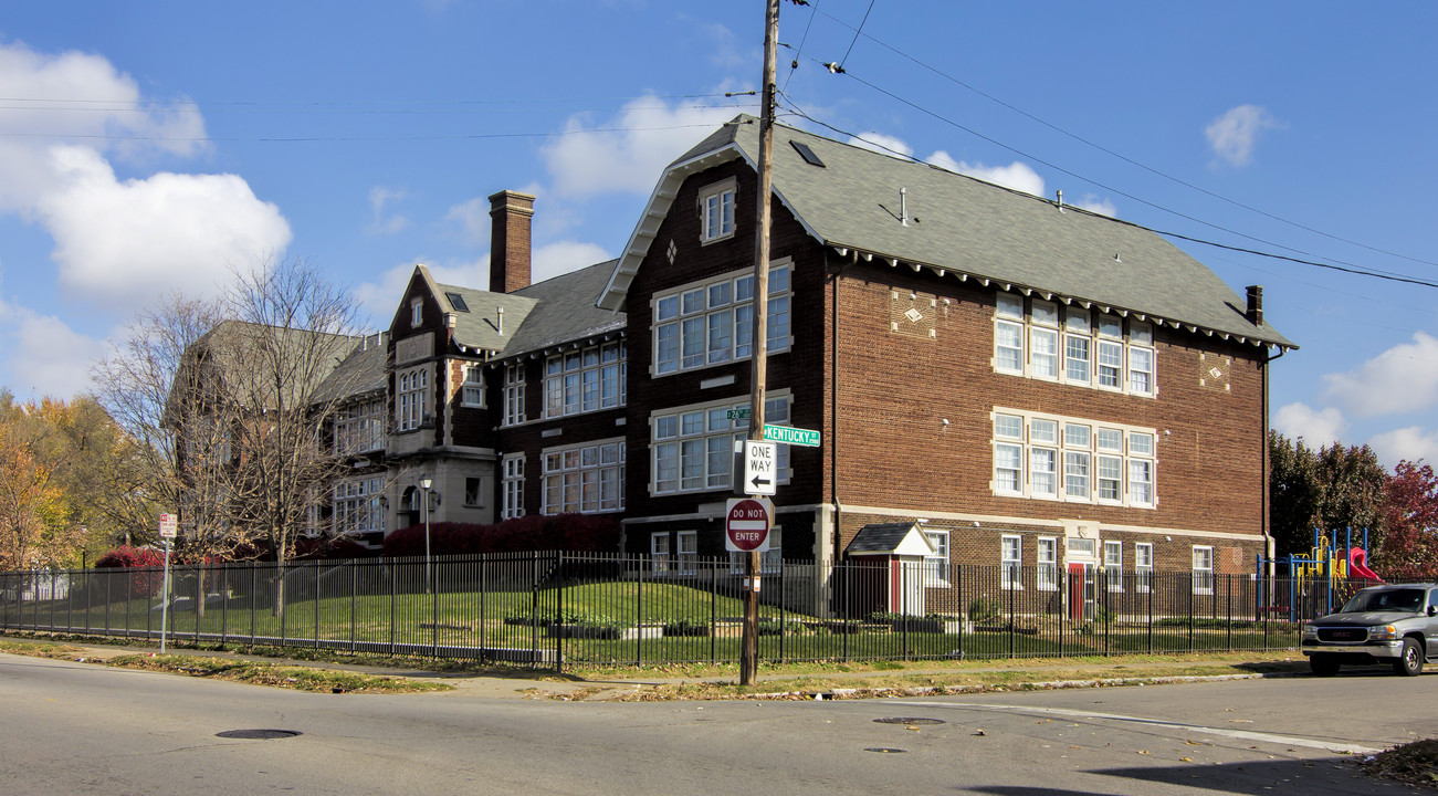 Brandeis Apartments in Louisville, KY - Foto de edificio